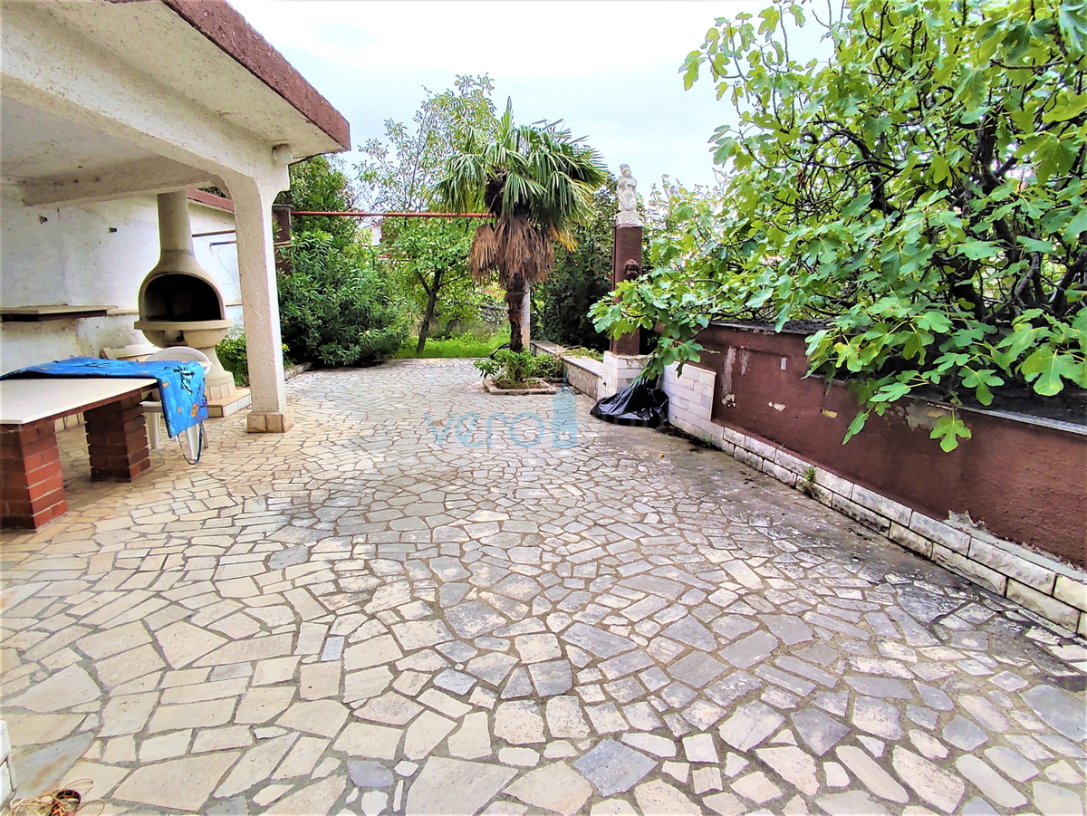 Crikvenica - casa indipendente con appartamento su un ampio giardino, in vendita