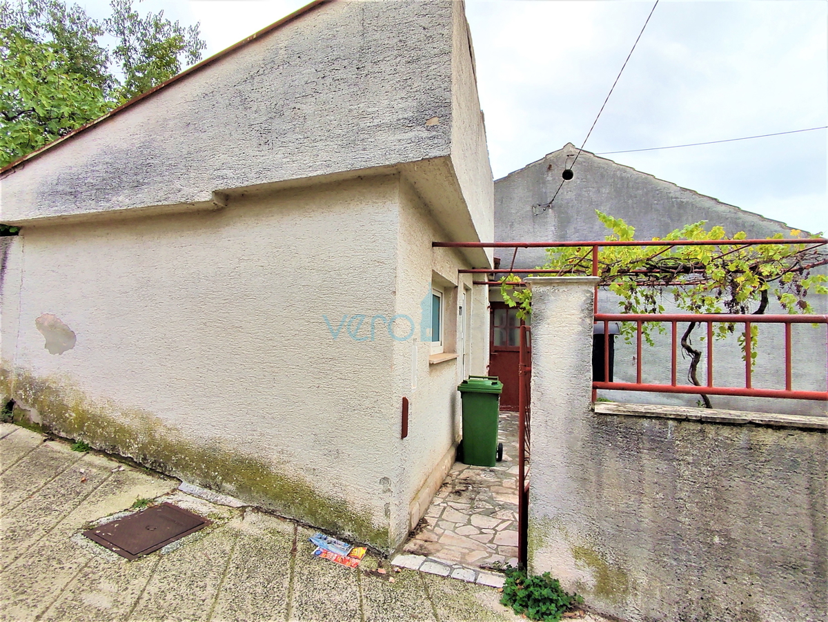 Crikvenica - casa indipendente con appartamento su un ampio giardino, in vendita