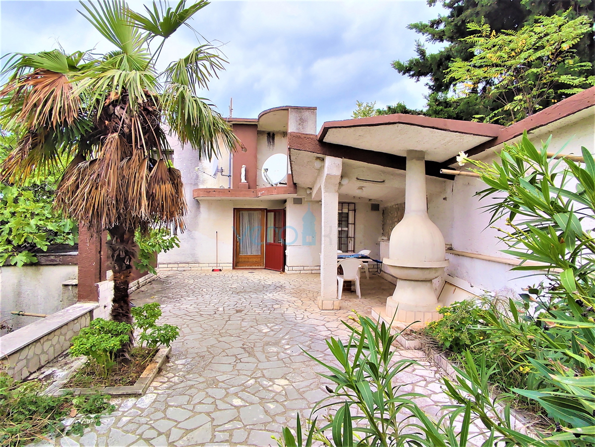 Crikvenica - casa indipendente con appartamento su un ampio giardino, in vendita