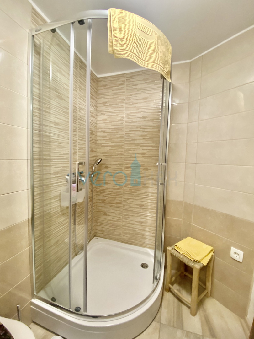 Dobrinj, dintorni, Casa indipendente con due appartamenti e giardino, in vendita