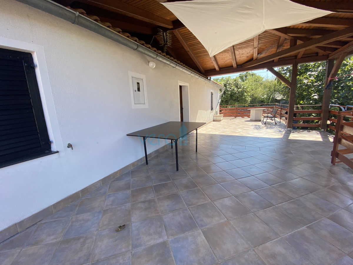 Dobrinj, dintorni, Casa indipendente con due appartamenti e giardino, in vendita