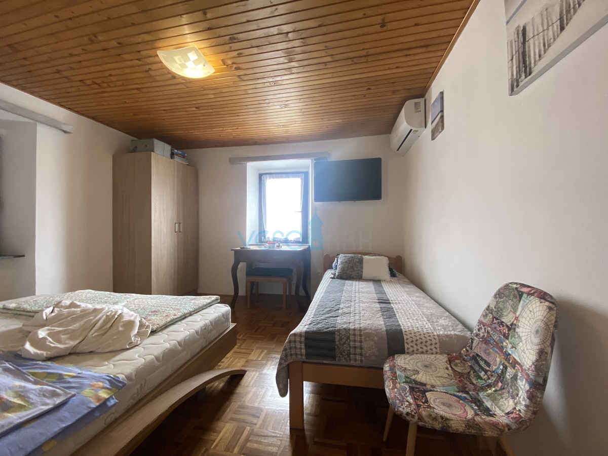 Dobrinj, dintorni, Casa indipendente con due appartamenti e giardino, in vendita