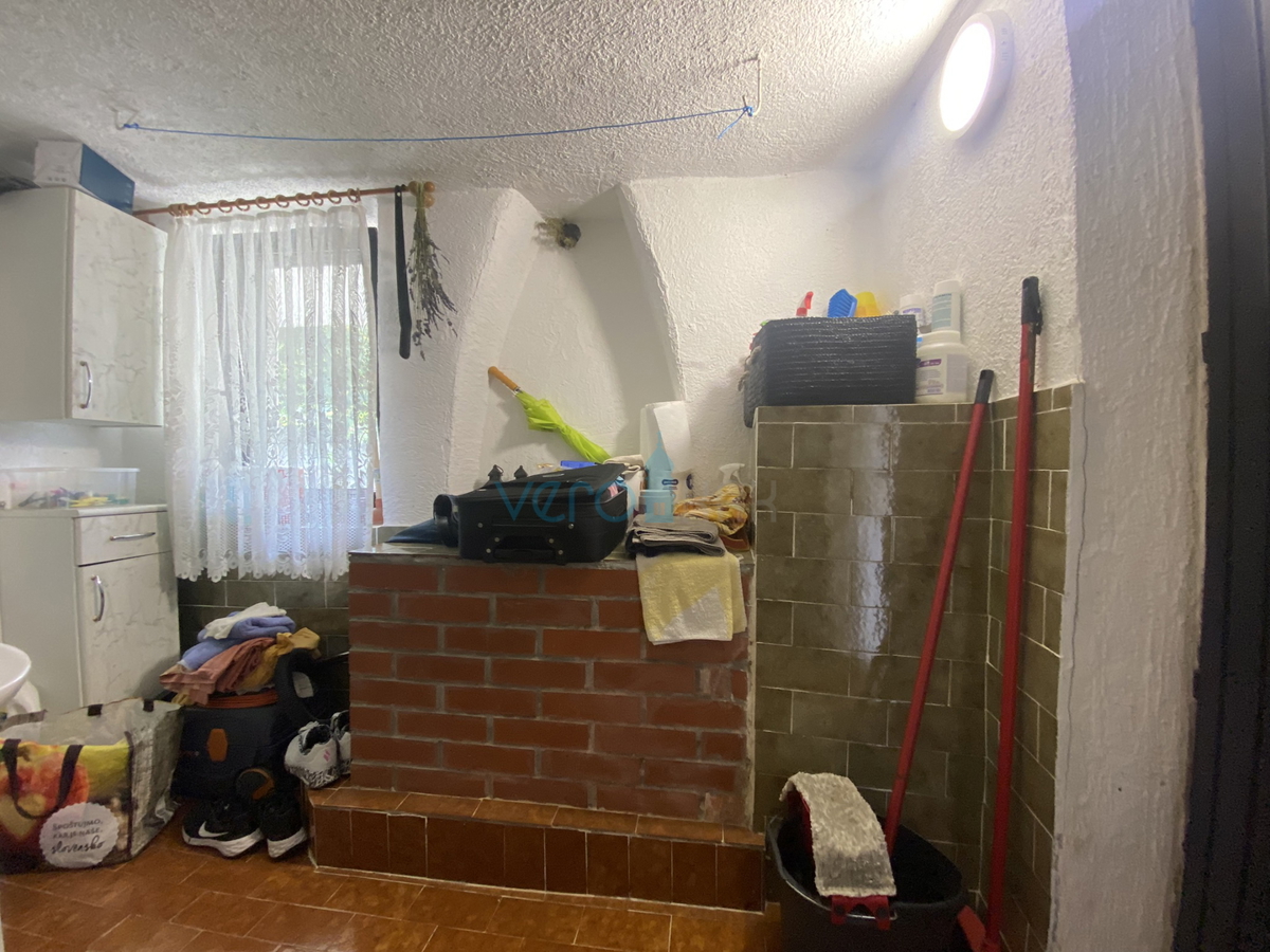 Dobrinj, dintorni, Casa indipendente con due appartamenti e giardino, in vendita