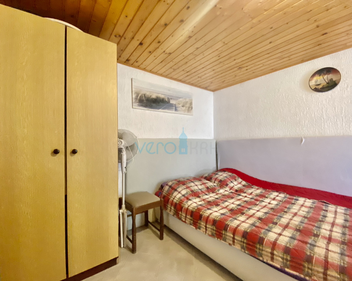 Dobrinj, dintorni, Casa indipendente con due appartamenti e giardino, in vendita