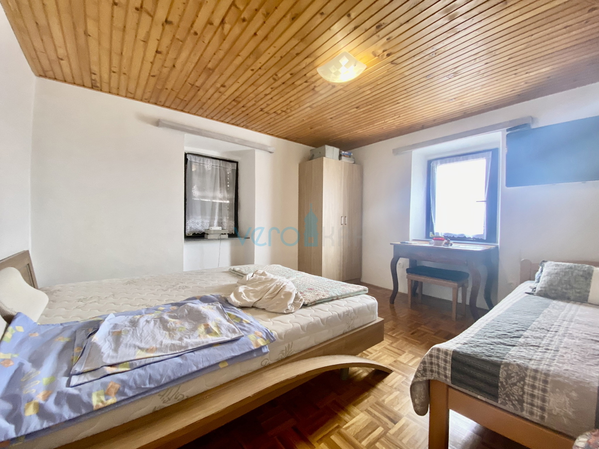 Dobrinj, dintorni, Casa indipendente con due appartamenti e giardino, in vendita