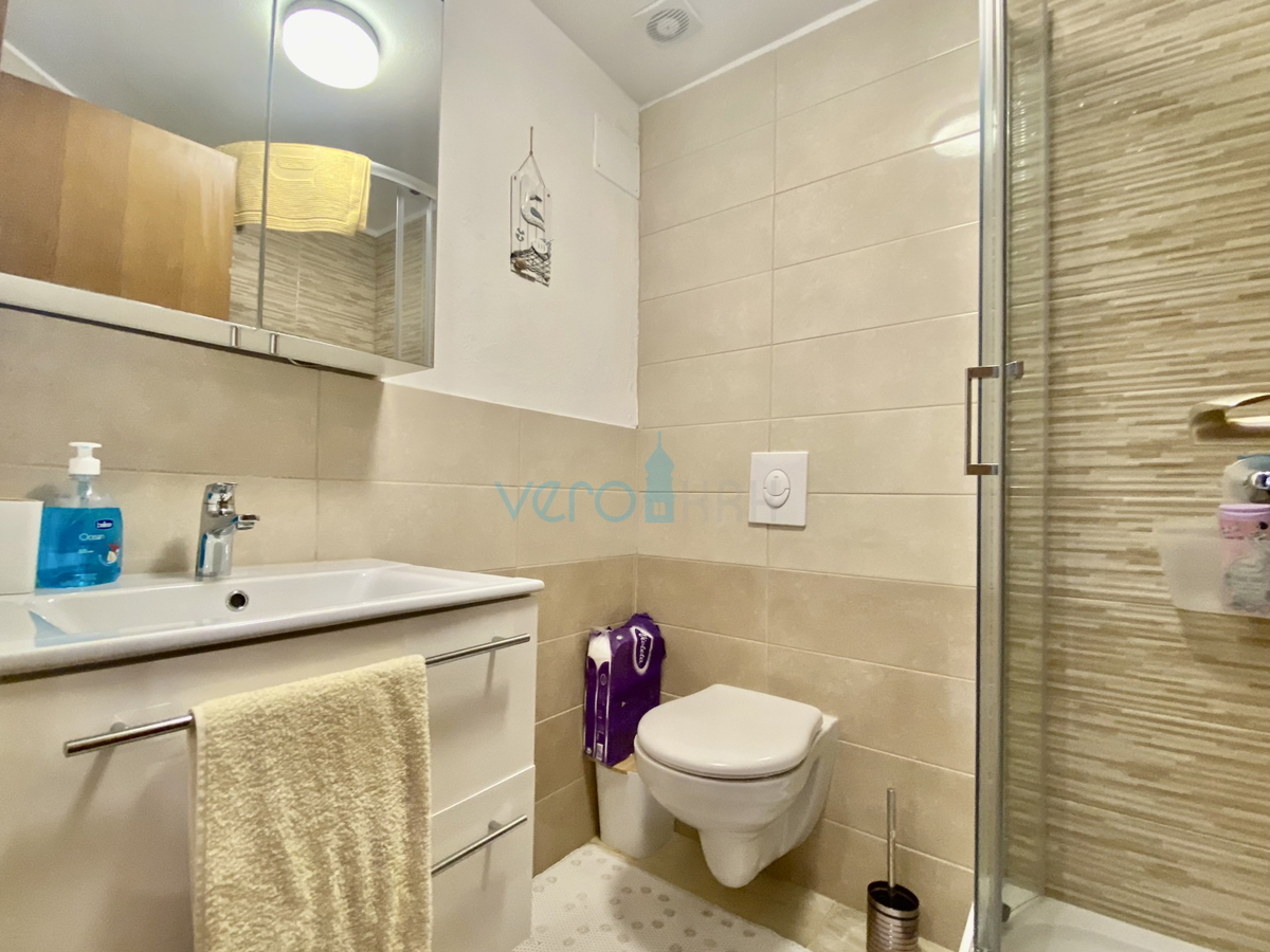 Dobrinj, dintorni, Casa indipendente con due appartamenti e giardino, in vendita