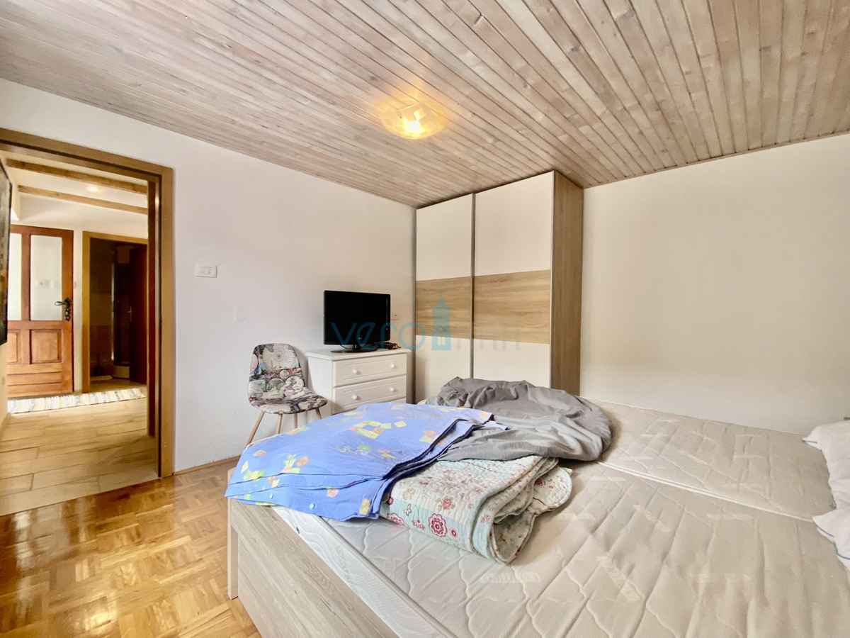 Dobrinj, dintorni, Casa indipendente con due appartamenti e giardino, in vendita