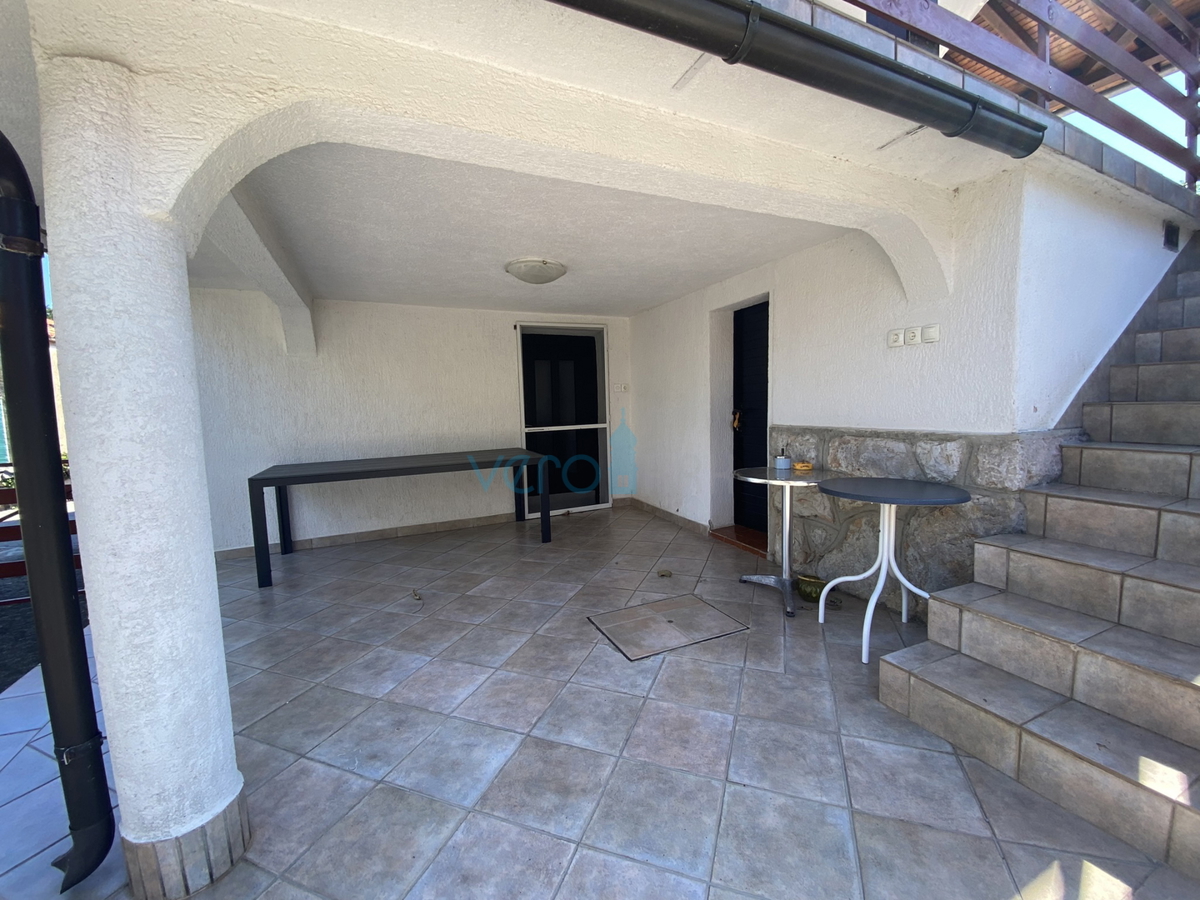 Dobrinj, dintorni, Casa indipendente con due appartamenti e giardino, in vendita