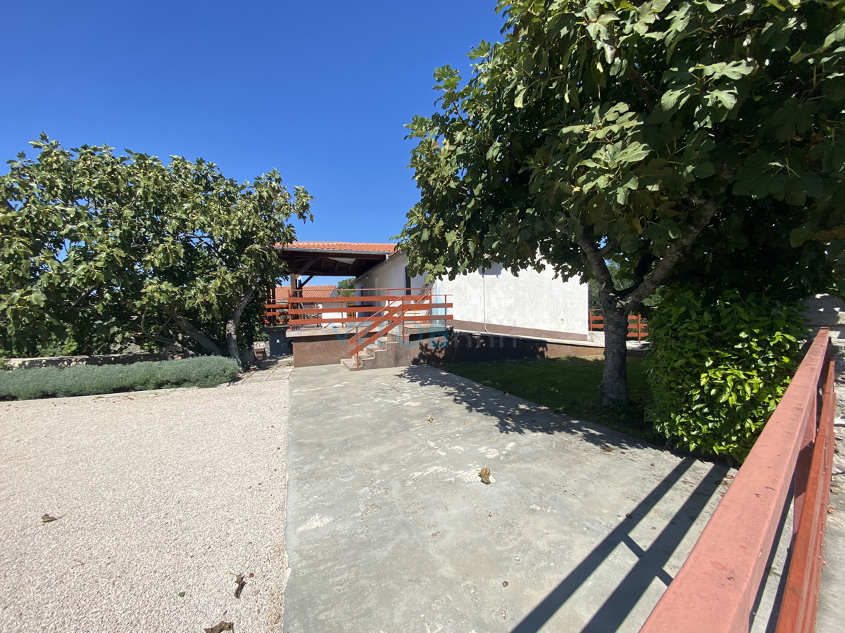 Dobrinj, dintorni, Casa indipendente con due appartamenti e giardino, in vendita