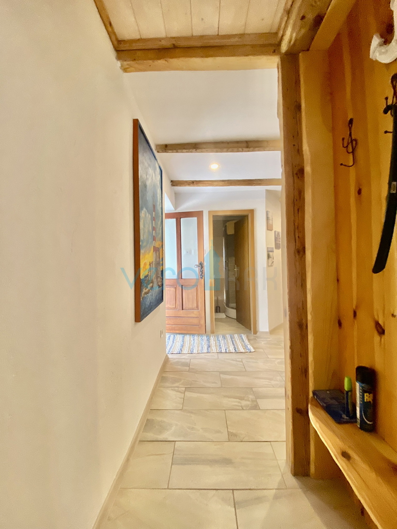 Dobrinj, dintorni, Casa indipendente con due appartamenti e giardino, in vendita