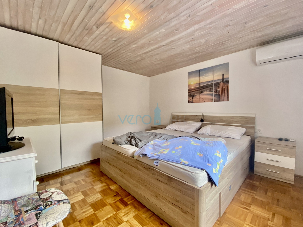 Dobrinj, dintorni, Casa indipendente con due appartamenti e giardino, in vendita