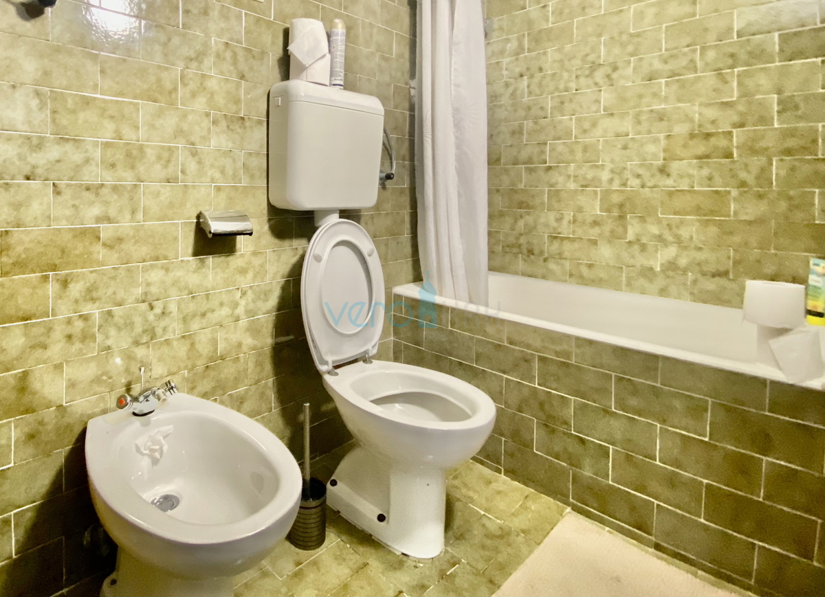 Dobrinj, dintorni, Casa indipendente con due appartamenti e giardino, in vendita