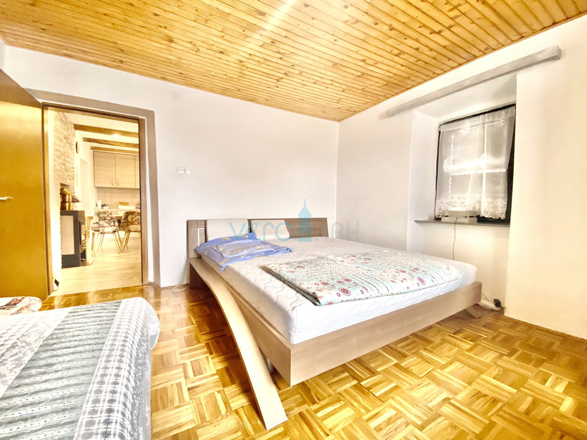 Dobrinj, dintorni, Casa indipendente con due appartamenti e giardino, in vendita