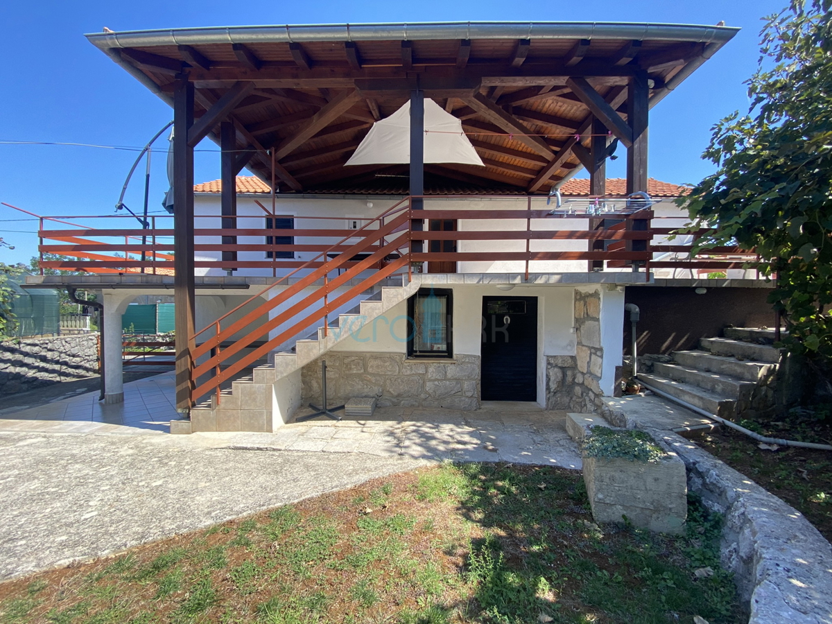 Dobrinj, dintorni, Casa indipendente con due appartamenti e giardino, in vendita