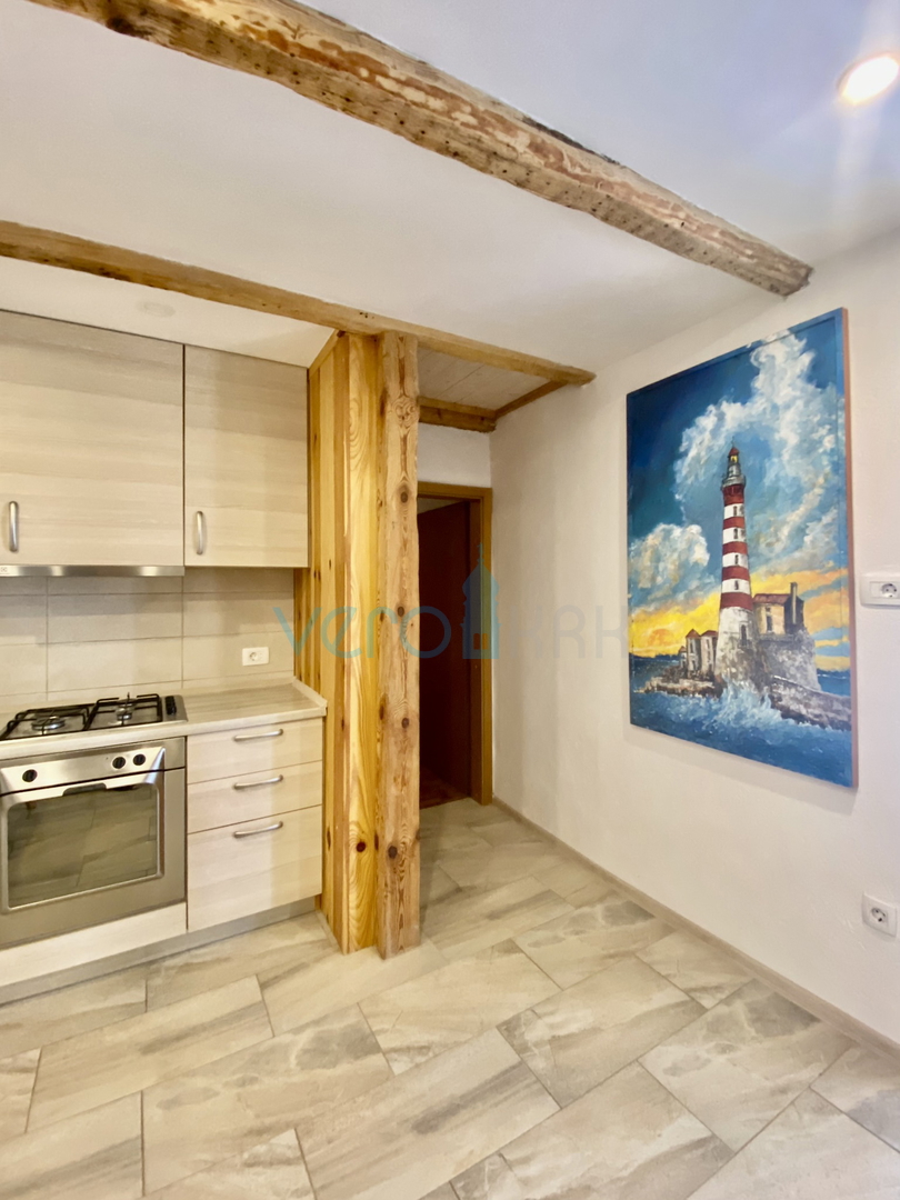 Dobrinj, dintorni, Casa indipendente con due appartamenti e giardino, in vendita