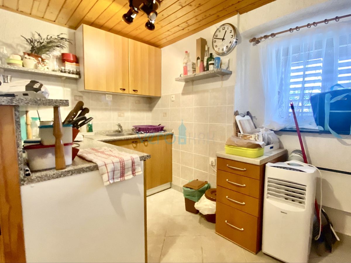 Dobrinj, dintorni, Casa indipendente con due appartamenti e giardino, in vendita