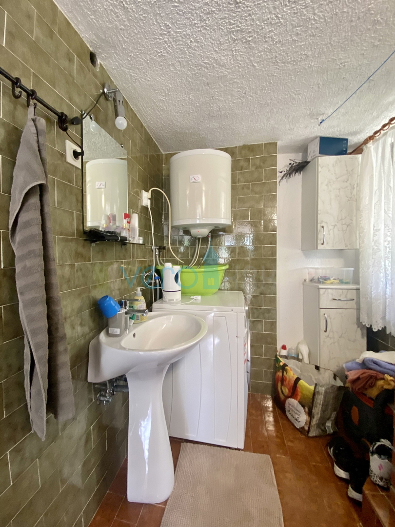 Dobrinj, dintorni, Casa indipendente con due appartamenti e giardino, in vendita