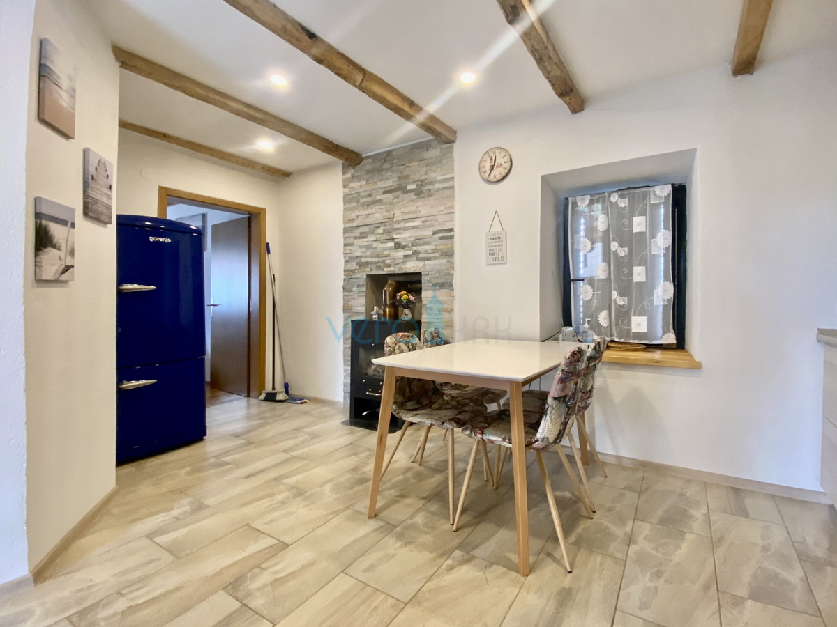 Dobrinj, dintorni, Casa indipendente con due appartamenti e giardino, in vendita