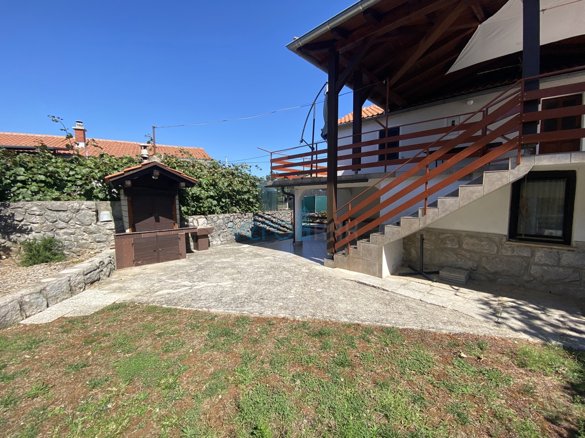 Dobrinj, dintorni, Casa indipendente con due appartamenti e giardino, in vendita