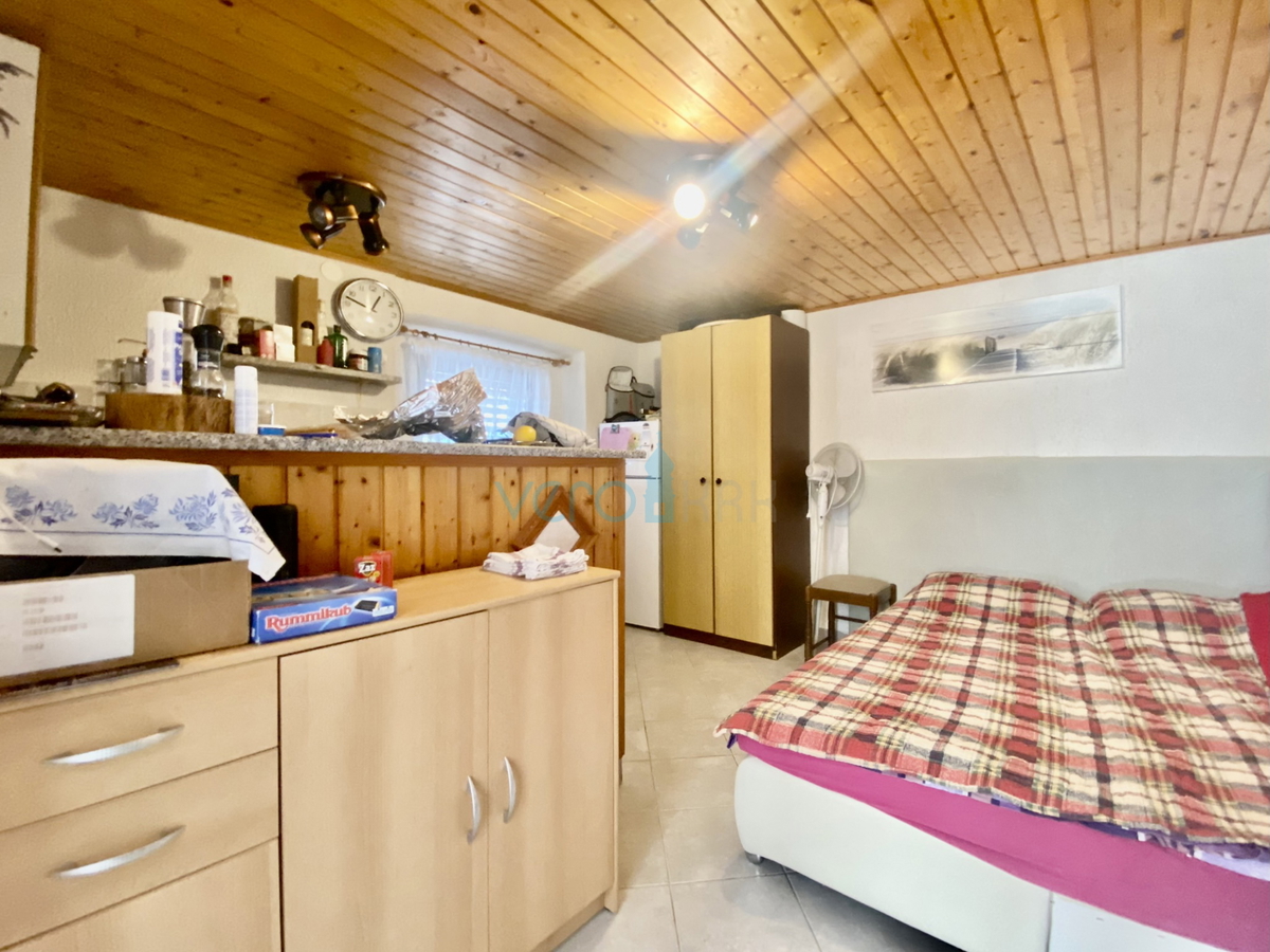 Dobrinj, dintorni, Casa indipendente con due appartamenti e giardino, in vendita