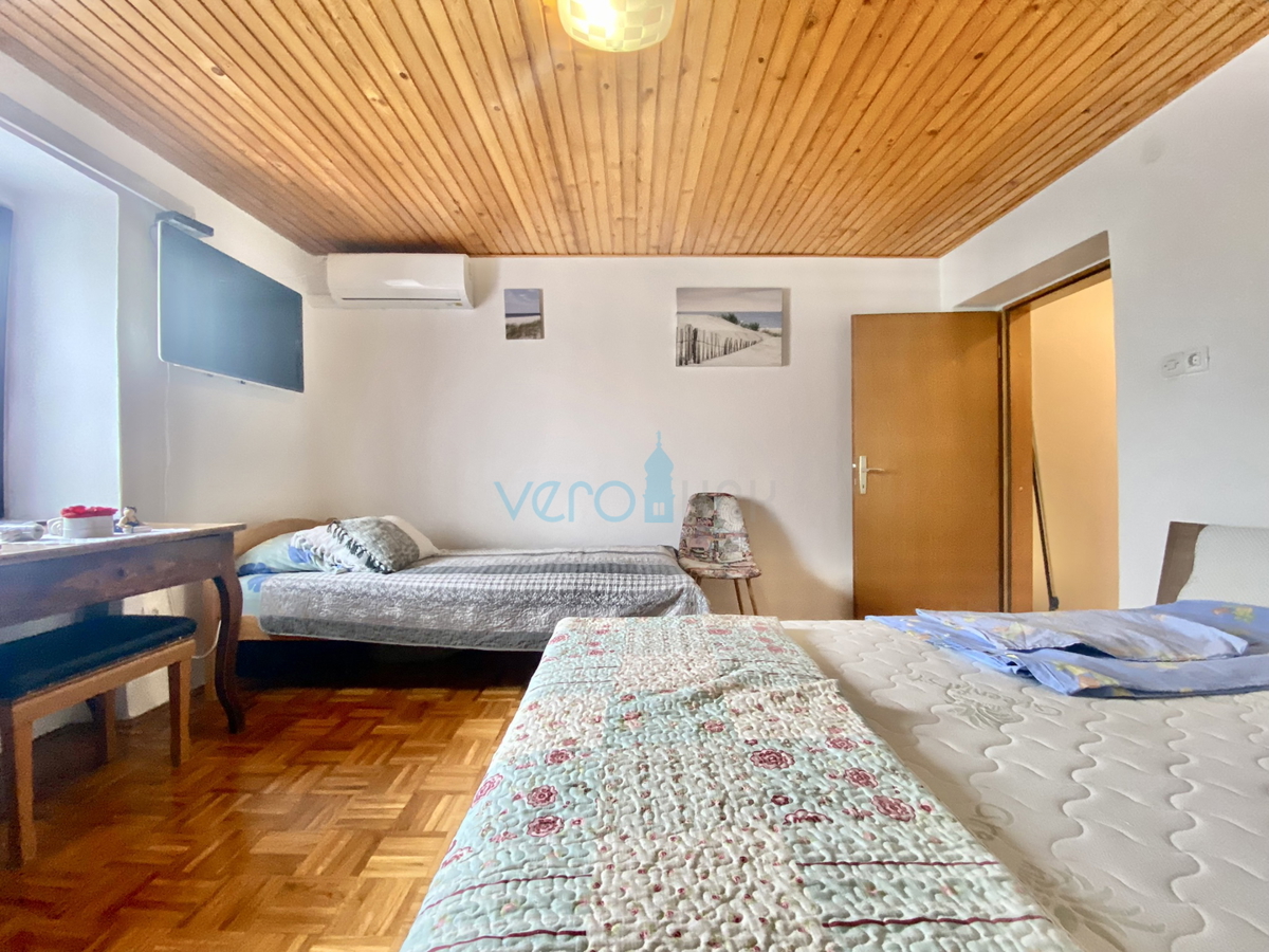 Dobrinj, dintorni, Casa indipendente con due appartamenti e giardino, in vendita