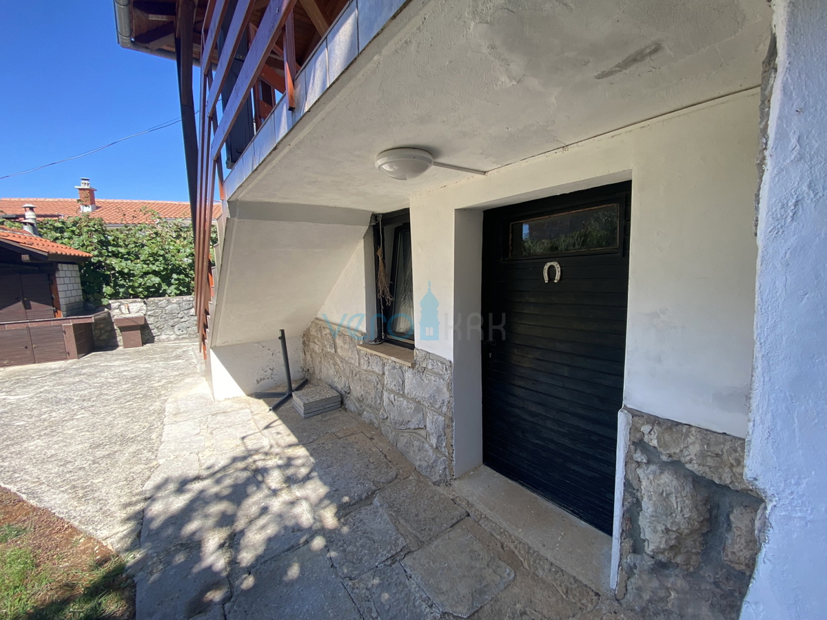 Dobrinj, dintorni, Casa indipendente con due appartamenti e giardino, in vendita