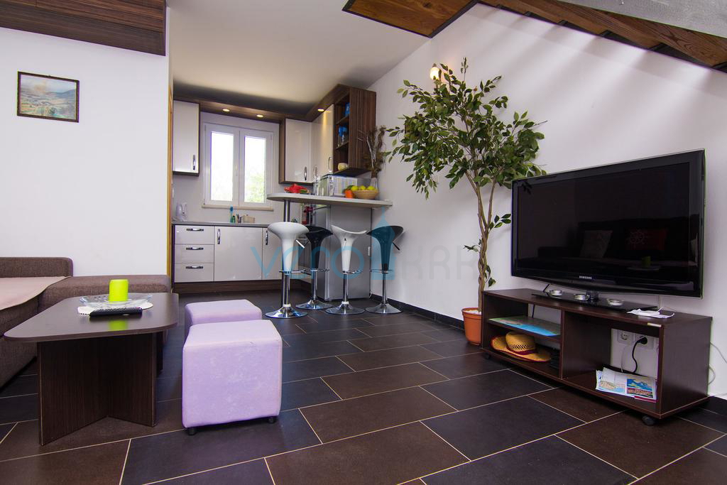 Isola di Krk, dintorni, casa con due appartamenti, piscina e vista mare, in vendita