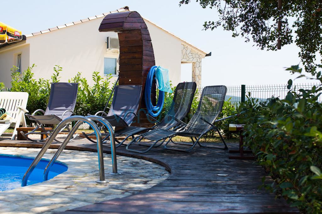 Isola di Krk, dintorni, casa con due appartamenti, piscina e vista mare, in vendita