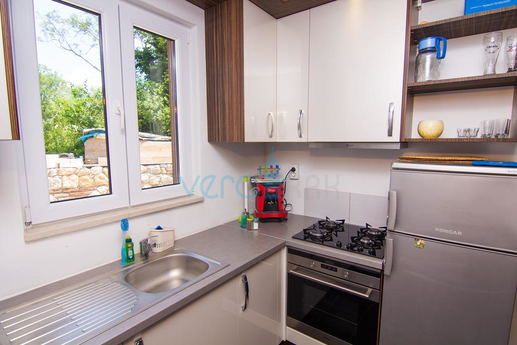 Isola di Krk, dintorni, casa con due appartamenti, piscina e vista mare, in vendita