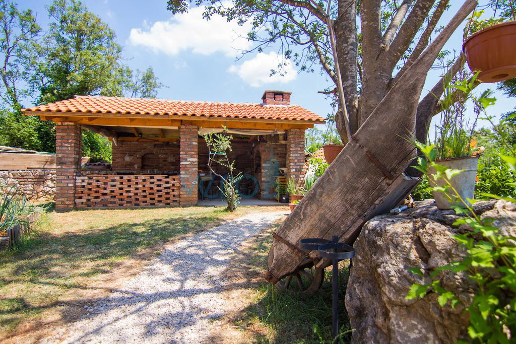 Isola di Krk, dintorni, casa con due appartamenti, piscina e vista mare, in vendita