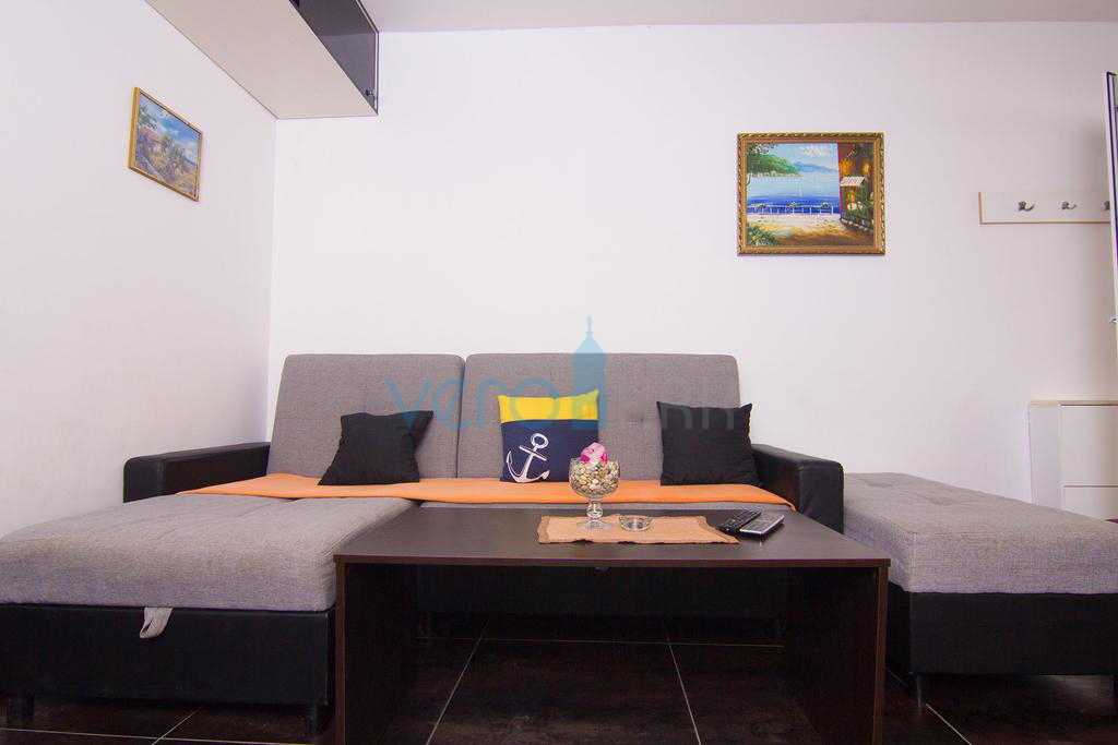 Isola di Krk, dintorni, casa con due appartamenti, piscina e vista mare, in vendita