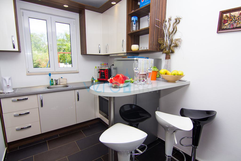 Isola di Krk, dintorni, casa con due appartamenti, piscina e vista mare, in vendita