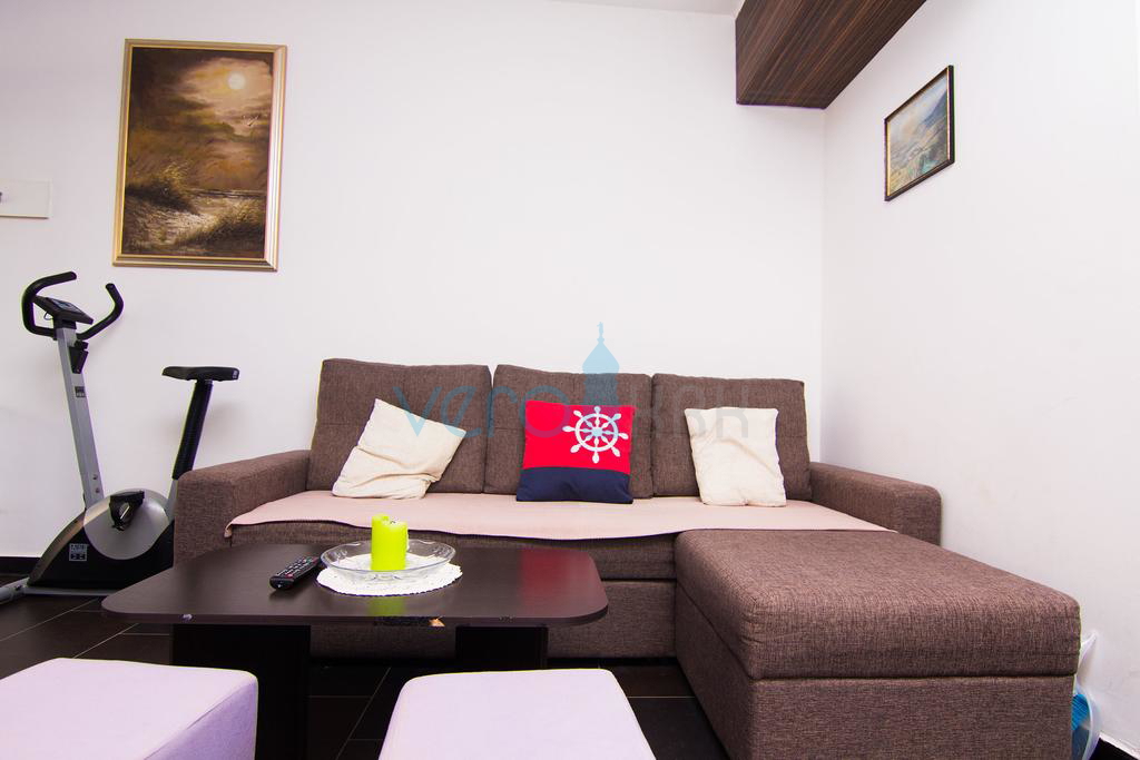 Isola di Krk, dintorni, casa con due appartamenti, piscina e vista mare, in vendita