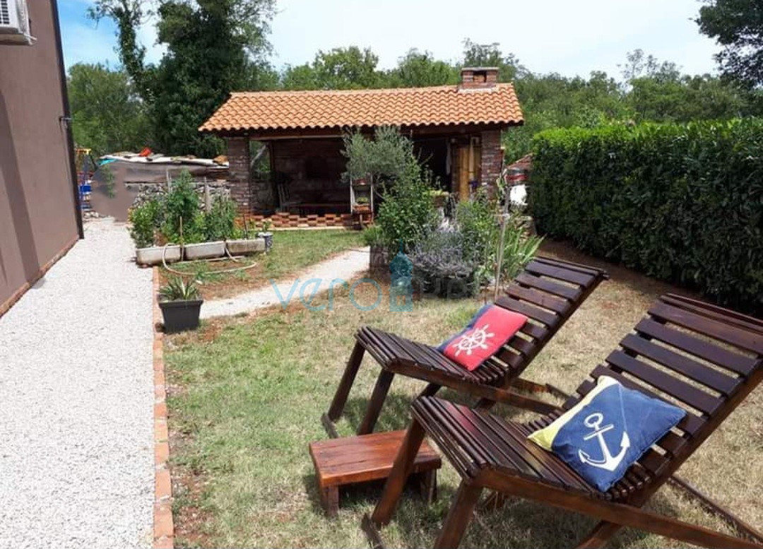 Isola di Krk, dintorni, casa con due appartamenti, piscina e vista mare, in vendita