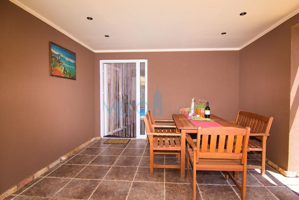 Isola di Krk, dintorni, casa con due appartamenti, piscina e vista mare, in vendita