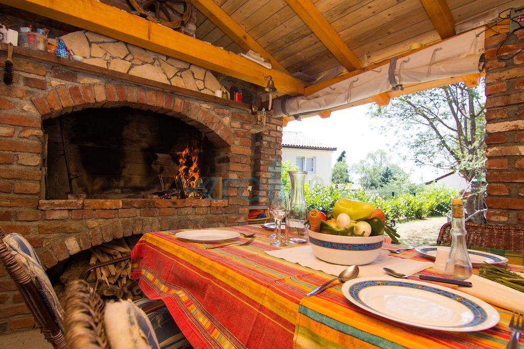 Isola di Krk, dintorni, casa con due appartamenti, piscina e vista mare, in vendita