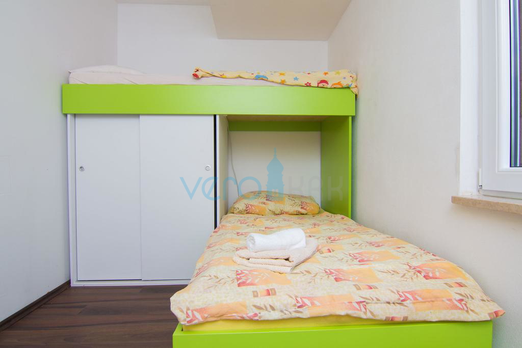 Isola di Krk, dintorni, casa con due appartamenti, piscina e vista mare, in vendita