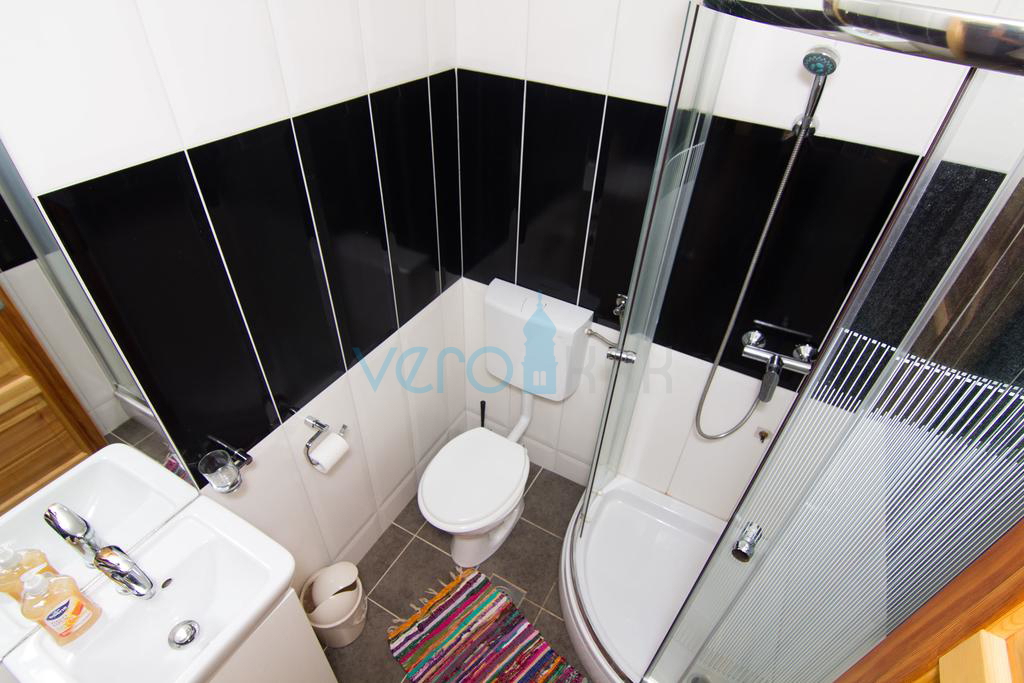 Isola di Krk, dintorni, casa con due appartamenti, piscina e vista mare, in vendita