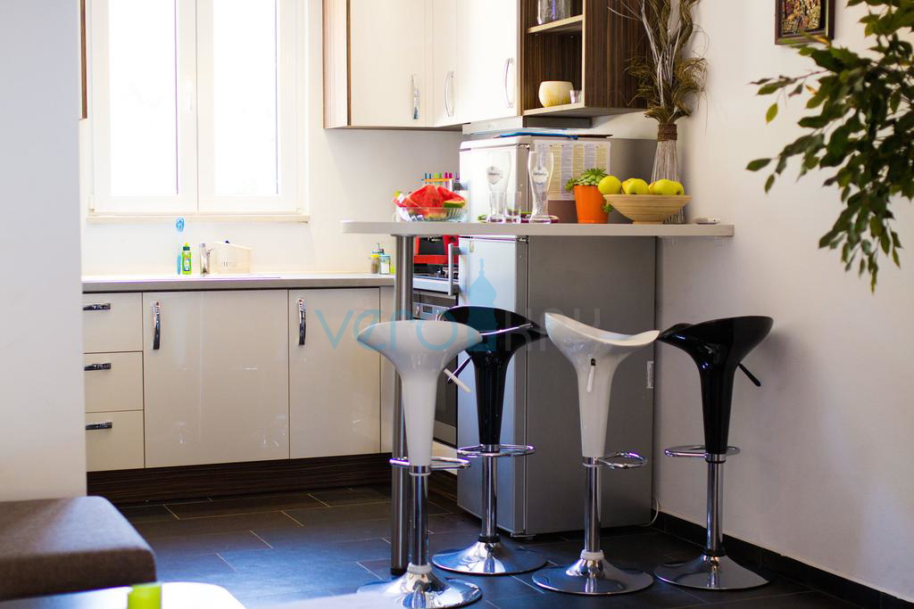 Isola di Krk, dintorni, casa con due appartamenti, piscina e vista mare, in vendita