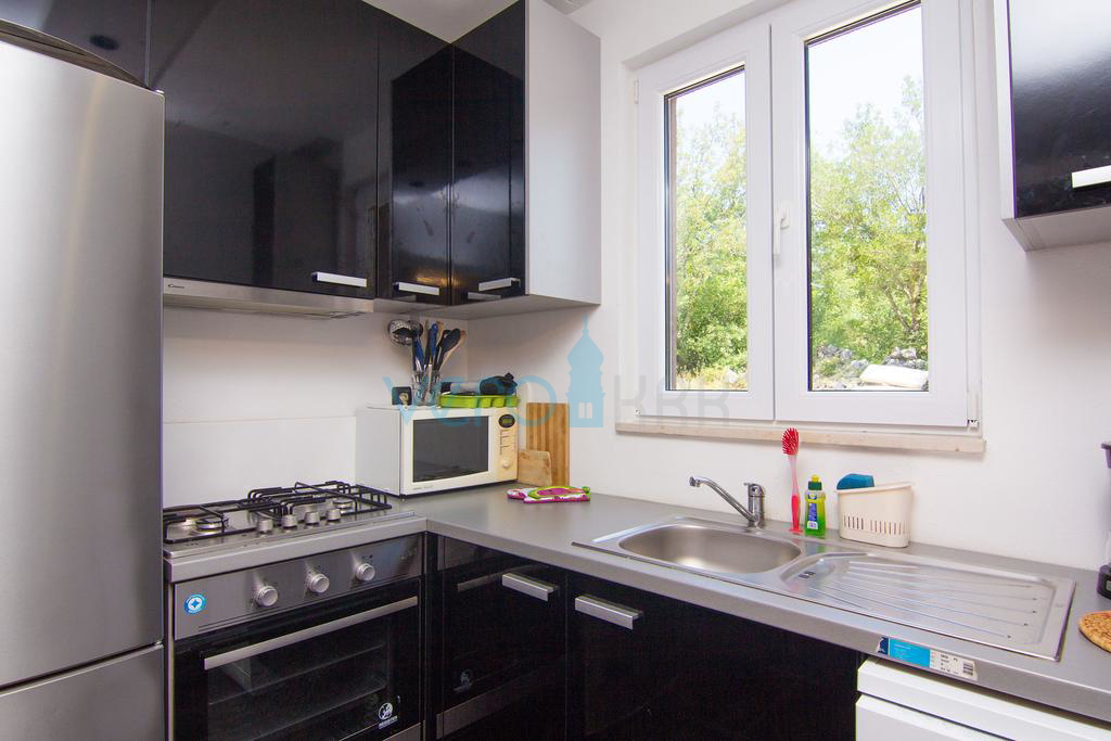 Isola di Krk, dintorni, casa con due appartamenti, piscina e vista mare, in vendita