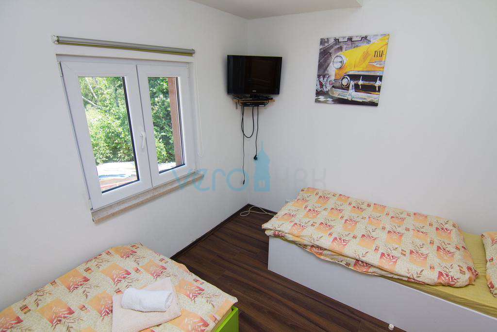 Isola di Krk, dintorni, casa con due appartamenti, piscina e vista mare, in vendita