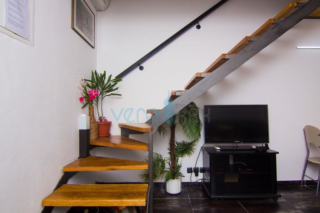 Isola di Krk, dintorni, casa con due appartamenti, piscina e vista mare, in vendita