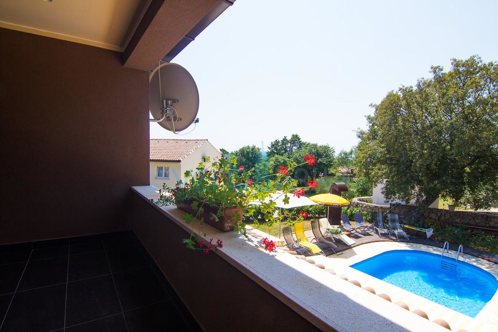 Isola di Krk, dintorni, casa con due appartamenti, piscina e vista mare, in vendita