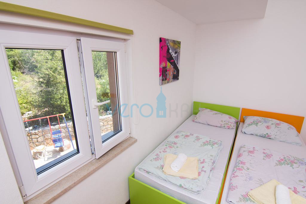 Isola di Krk, dintorni, casa con due appartamenti, piscina e vista mare, in vendita