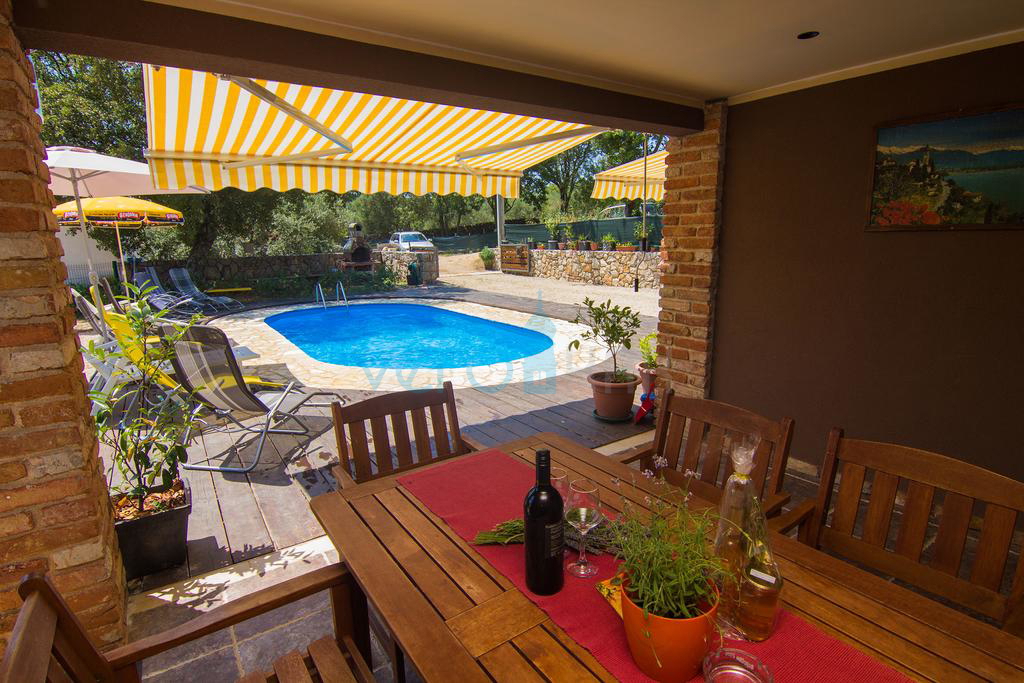 Isola di Krk, dintorni, casa con due appartamenti, piscina e vista mare, in vendita