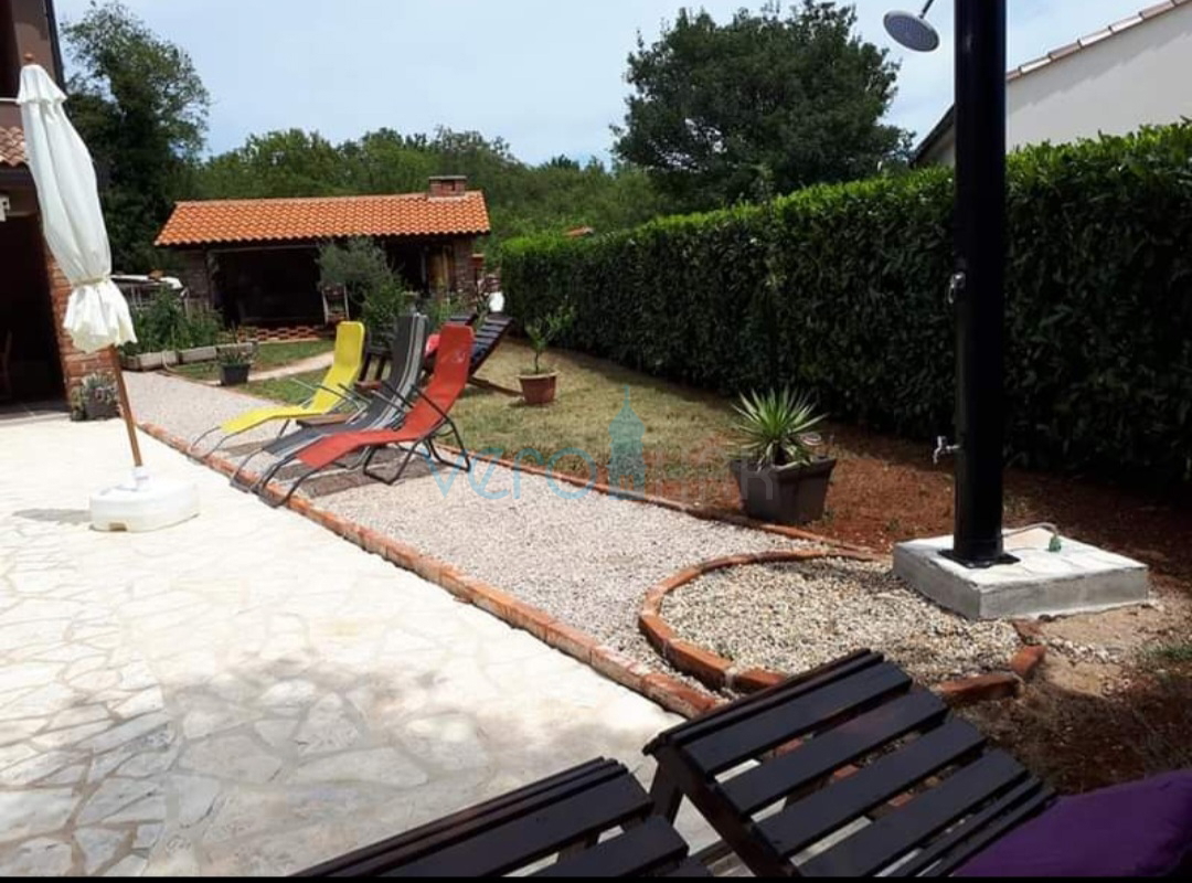 Isola di Krk, dintorni, casa con due appartamenti, piscina e vista mare, in vendita