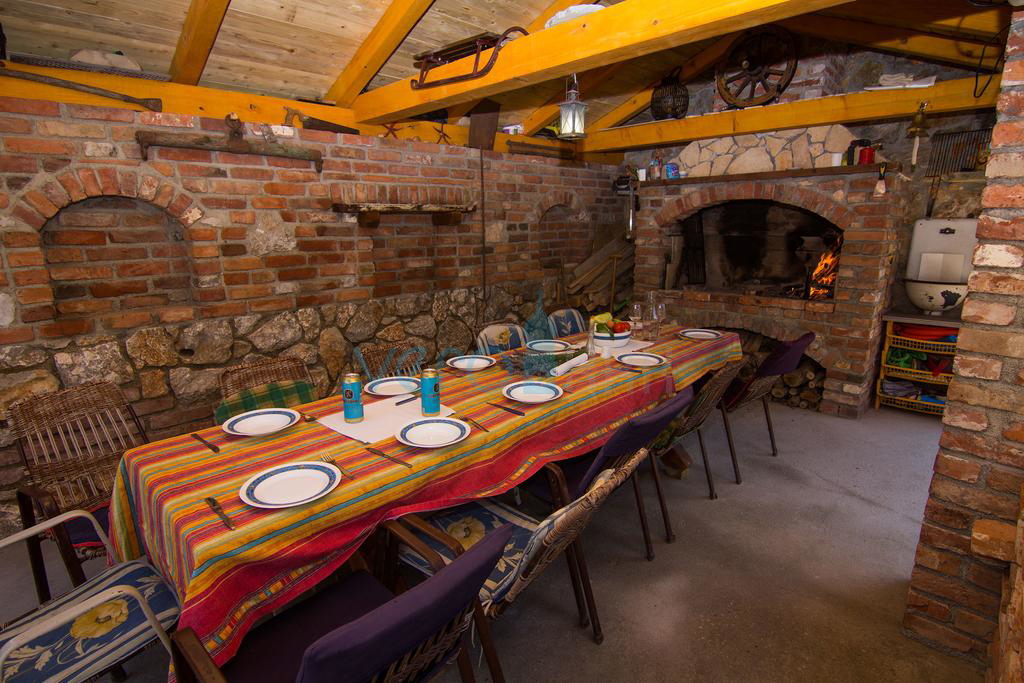 Isola di Krk, dintorni, casa con due appartamenti, piscina e vista mare, in vendita