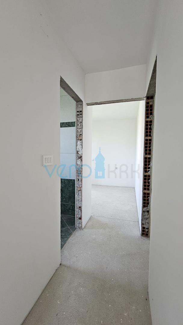 Isola di Krk, Dobrinj, casa bifamiliare con due appartamenti 130m2, giardino 300m2, vendita