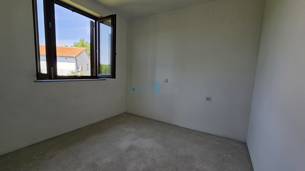 Isola di Krk, Dobrinj, casa bifamiliare con due appartamenti 130m2, giardino 300m2, vendita