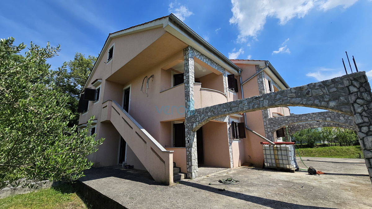 Isola di Krk, Dobrinj, casa bifamiliare con due appartamenti 130m2, giardino 300m2, vendita